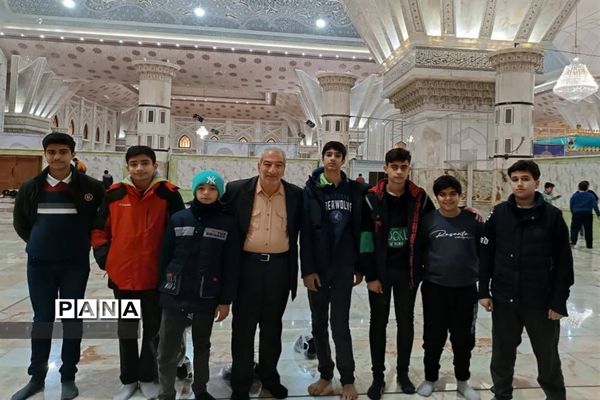 تجدید میثاق دانش آموزان و فرهنگیان منطقه ۵ با امام و آرمان‌های انقلاب