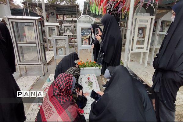 تجدید میثاق دانش آموزان و فرهنگیان منطقه ۵ با امام و آرمان‌های انقلاب