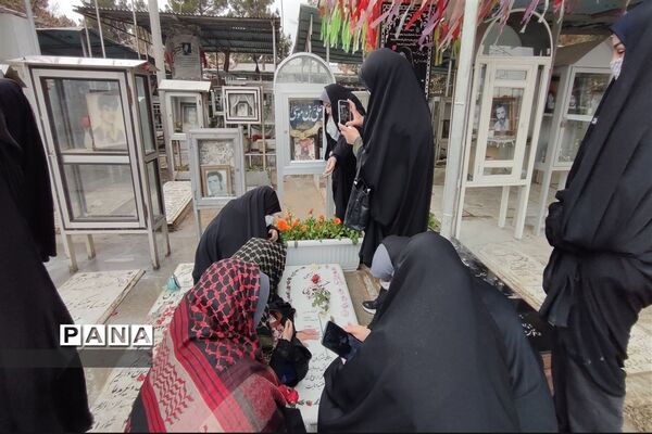 تجدید میثاق دانش آموزان و فرهنگیان منطقه ۵ با امام و آرمان‌های انقلاب
