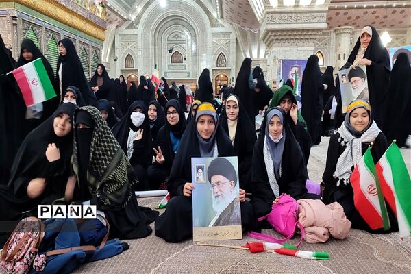 تجدید میثاق دانش آموزان و فرهنگیان منطقه ۵ با امام و آرمان‌های انقلاب
