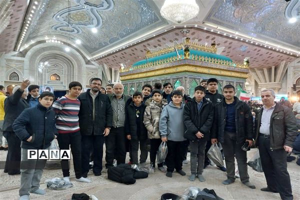 تجدید میثاق دانش آموزان و فرهنگیان منطقه ۵ با امام و آرمان‌های انقلاب