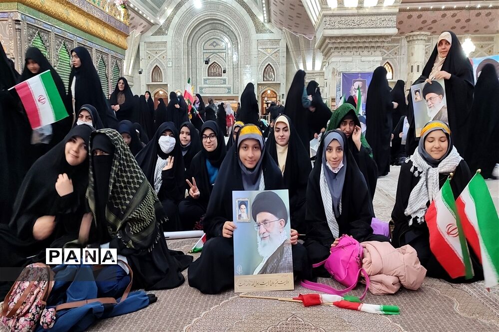 تجدید میثاق دانش آموزان و فرهنگیان منطقه ۵ با امام و آرمان‌های انقلاب
