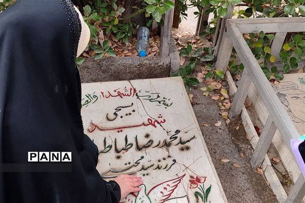 تجدید میثاق دانش آموزان و فرهنگیان منطقه ۵ با امام و آرمان‌های انقلاب