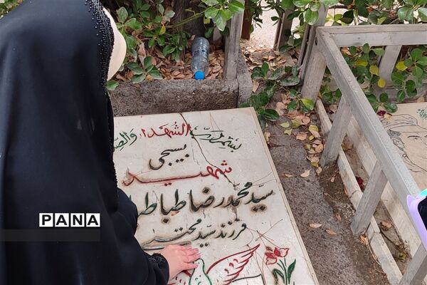 تجدید میثاق دانش آموزان و فرهنگیان منطقه ۵ با امام و آرمان‌های انقلاب