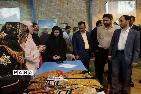 نمایشگاه دست سازه های دانش آموزان شهرستان حاجی آباد