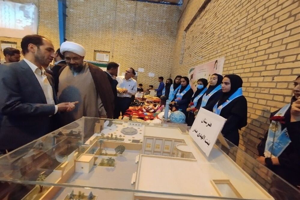 نمایشگاه دست سازه های دانش آموزان شهرستان حاجی آباد