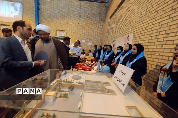 نمایشگاه دست سازه های دانش آموزان شهرستان حاجی آباد