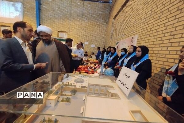 نمایشگاه دست سازه های دانش آموزان شهرستان حاجی آباد