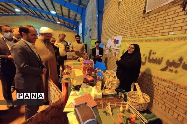 نمایشگاه دست سازه های دانش آموزان شهرستان حاجی آباد