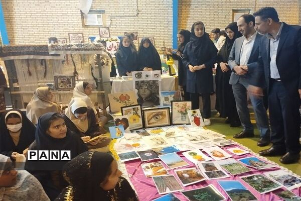 نمایشگاه دست سازه های دانش آموزان شهرستان حاجی آباد