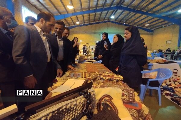 نمایشگاه دست سازه های دانش آموزان شهرستان حاجی آباد