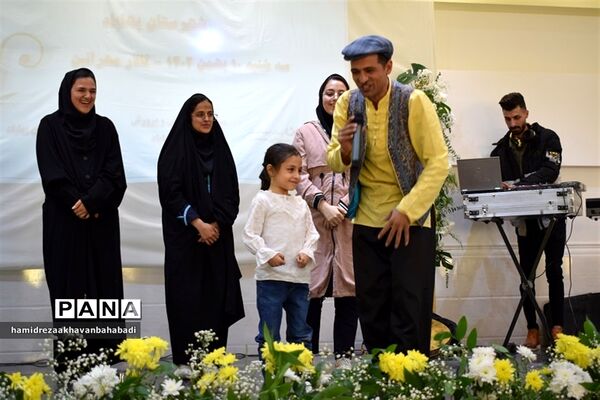 تجلیل از رتبه های برتر کنکورسراسری و برگزیدگان مسابقات فرهنگی هنری بهاباد