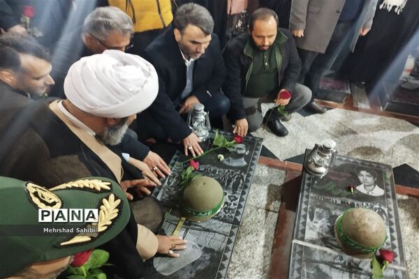 گلباران قبور مطهر شهدا به‌مناسبت دهه فجر در گلزار شهدای شهرستان ملارد