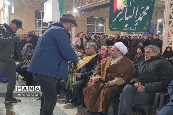 گلباران قبور مطهر شهدا به‌مناسبت دهه فجر در گلزار شهدای شهرستان ملارد