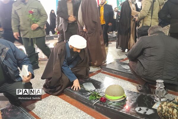 گلباران قبور مطهر شهدا به‌مناسبت دهه فجر در گلزار شهدای شهرستان ملارد