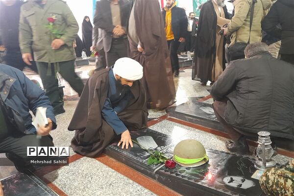 گلباران قبور مطهر شهدا به‌مناسبت دهه فجر در گلزار شهدای شهرستان ملارد
