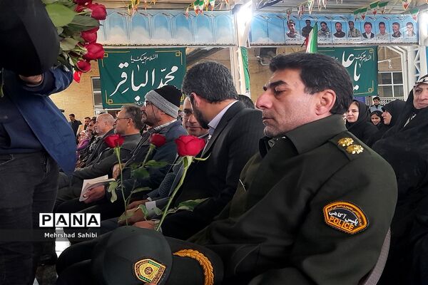 گلباران قبور مطهر شهدا به‌مناسبت دهه فجر در گلزار شهدای شهرستان ملارد