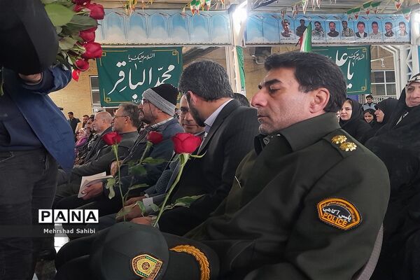 گلباران قبور مطهر شهدا به‌مناسبت دهه فجر در گلزار شهدای شهرستان ملارد
