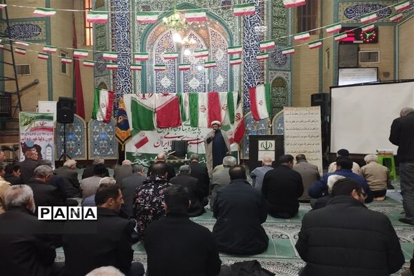 حضور پدر شهید مصطفی احمدی روشن در مراسم آغازین دهه فجر در شهرستان قدس