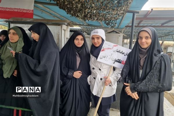 حضور دانش‌آموزان دبیرستان شهیده قزوینی منطقه ۱۳ در حرم مطهر