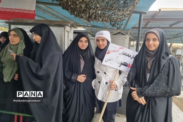 حضور دانش‌آموزان دبیرستان شهیده قزوینی منطقه ۱۳ در حرم مطهر
