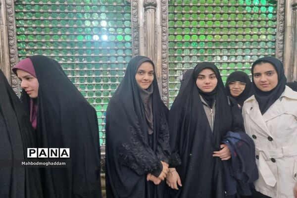 حضور دانش‌آموزان دبیرستان شهیده قزوینی منطقه ۱۳ در حرم مطهر