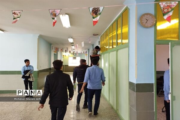 فضا‌ سازی ایام الله دهه فجر دبیرستان نمونه آیت الله خامنه‌ای کاشمر