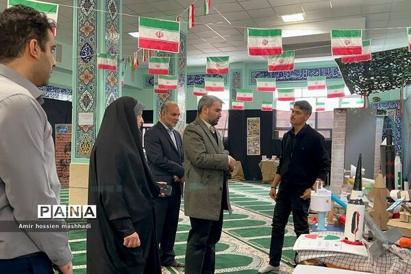بازدید مدیرکل آموزش و پرورش شهرستان‌های تهران از نمایشگاه مدرسه انقلاب دبیرستان ابن‌سینا رودهن