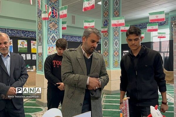 بازدید مدیرکل آموزش و پرورش شهرستان‌های تهران از نمایشگاه مدرسه انقلاب دبیرستان ابن‌سینا رودهن