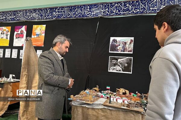 بازدید مدیرکل آموزش و پرورش شهرستان‌های تهران از نمایشگاه مدرسه انقلاب دبیرستان ابن‌سینا رودهن
