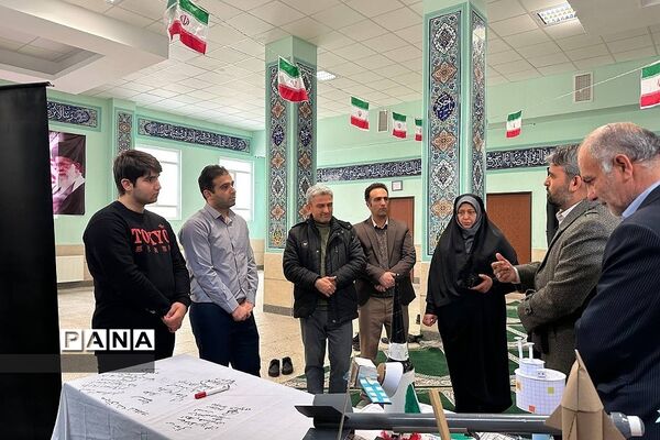 بازدید مدیرکل آموزش و پرورش شهرستان‌های تهران از نمایشگاه مدرسه انقلاب دبیرستان ابن‌سینا رودهن