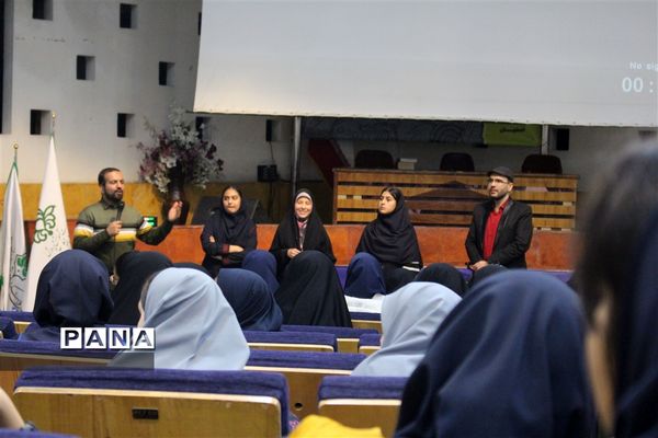 دوره آموزش سواد رسانه و آموزش عکاسی با موبایل ویژه دانش‌آموزان عضو خبرگزاری پانا اصفهان