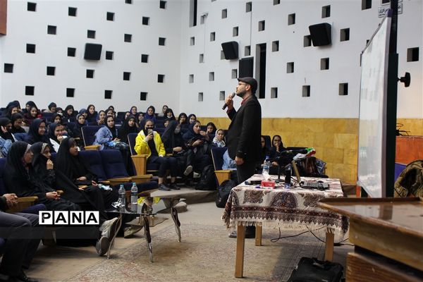 دوره آموزش سواد رسانه و آموزش عکاسی با موبایل ویژه دانش‌آموزان عضو خبرگزاری پانا اصفهان