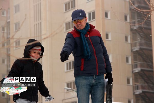 شادی مردم تهران در پی بارش برف زمستانی