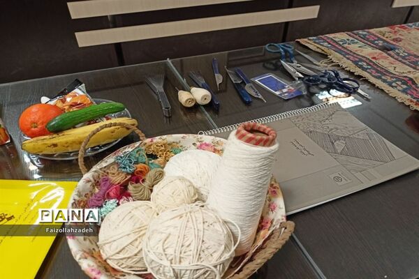 جلسه دانش افزایی رفو و مرمت قالی در هنرستان سمیه منطقه ۱۳