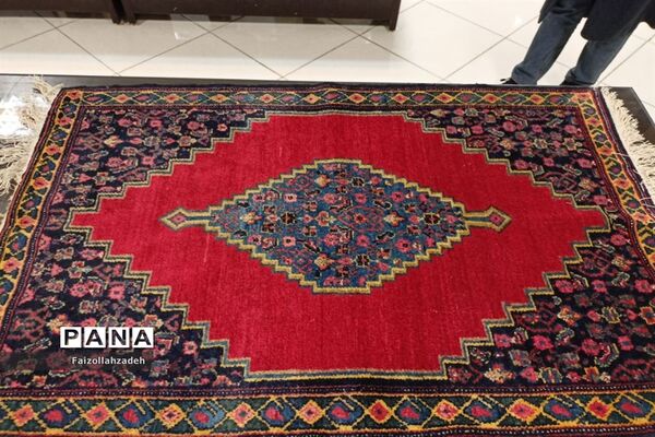 جلسه دانش افزایی رفو و مرمت قالی در هنرستان سمیه منطقه ۱۳