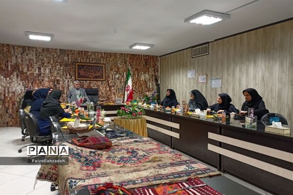 جلسه دانش افزایی رفو و مرمت قالی در هنرستان سمیه منطقه ۱۳