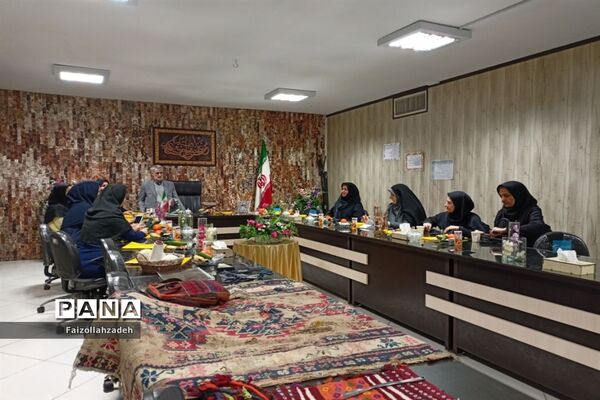 جلسه دانش افزایی رفو و مرمت قالی در هنرستان سمیه منطقه ۱۳