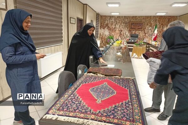 جلسه دانش افزایی رفو و مرمت قالی در هنرستان سمیه منطقه ۱۳