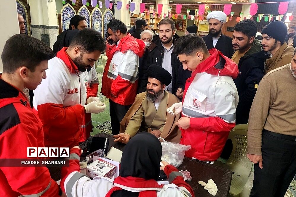 میز خدمت هلال‌احمر در تالار الغدیر شهرستان پردیس
