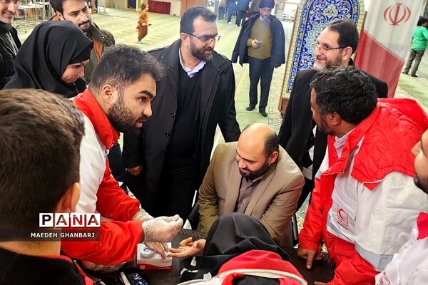 میز خدمت هلال‌احمر در تالار الغدیر شهرستان پردیس