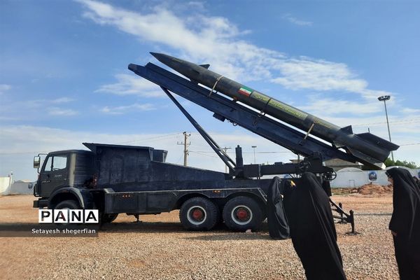 بازدید دختران خراسانی از نمایشگاه هوافضا در مناطق عملیاتی جنوب کشور