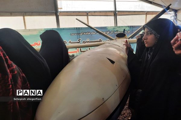 بازدید دختران خراسانی از نمایشگاه هوافضا در مناطق عملیاتی جنوب کشور