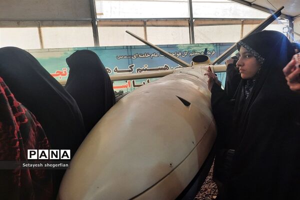 بازدید دختران خراسانی از نمایشگاه هوافضا در مناطق عملیاتی جنوب کشور