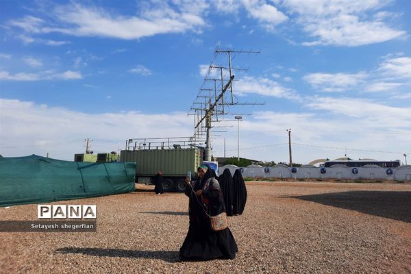 بازدید دختران خراسانی از نمایشگاه هوافضا در مناطق عملیاتی جنوب کشور