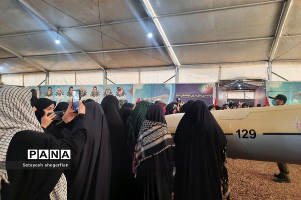 بازدید دختران خراسانی از نمایشگاه هوافضا در مناطق عملیاتی جنوب کشور