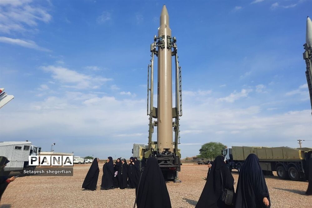 بازدید دختران خراسانی از نمایشگاه هوافضا در مناطق عملیاتی جنوب کشور