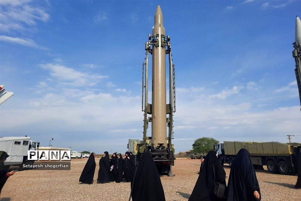بازدید دختران خراسانی از نمایشگاه هوافضا در مناطق عملیاتی جنوب کشور