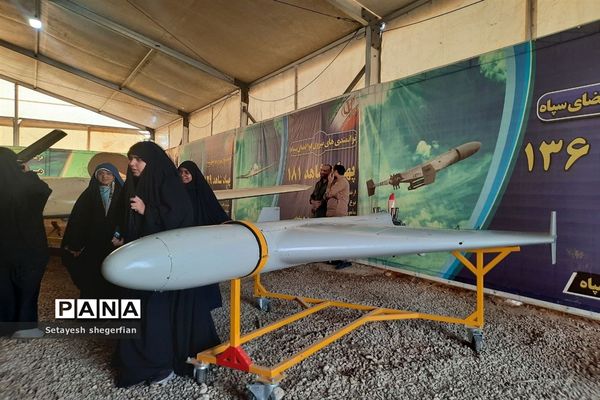 بازدید دختران خراسانی از نمایشگاه هوافضا در مناطق عملیاتی جنوب کشور