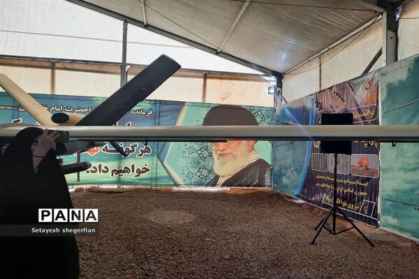 بازدید دختران خراسانی از نمایشگاه هوافضا در مناطق عملیاتی جنوب کشور